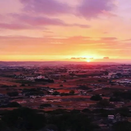 Bidni Stunning 3 Bedroom In Marsaskala マルサスカーラ