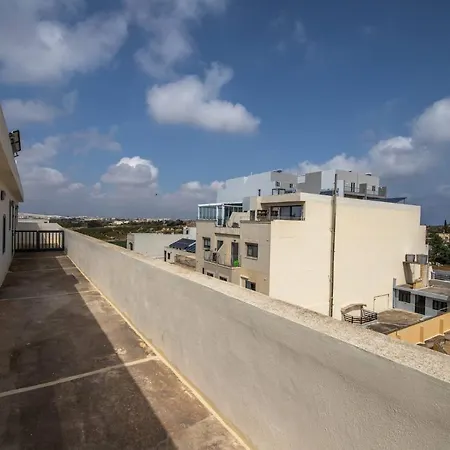 Bidni Stunning 3 Bedroom In Marsaskala マルサスカーラ